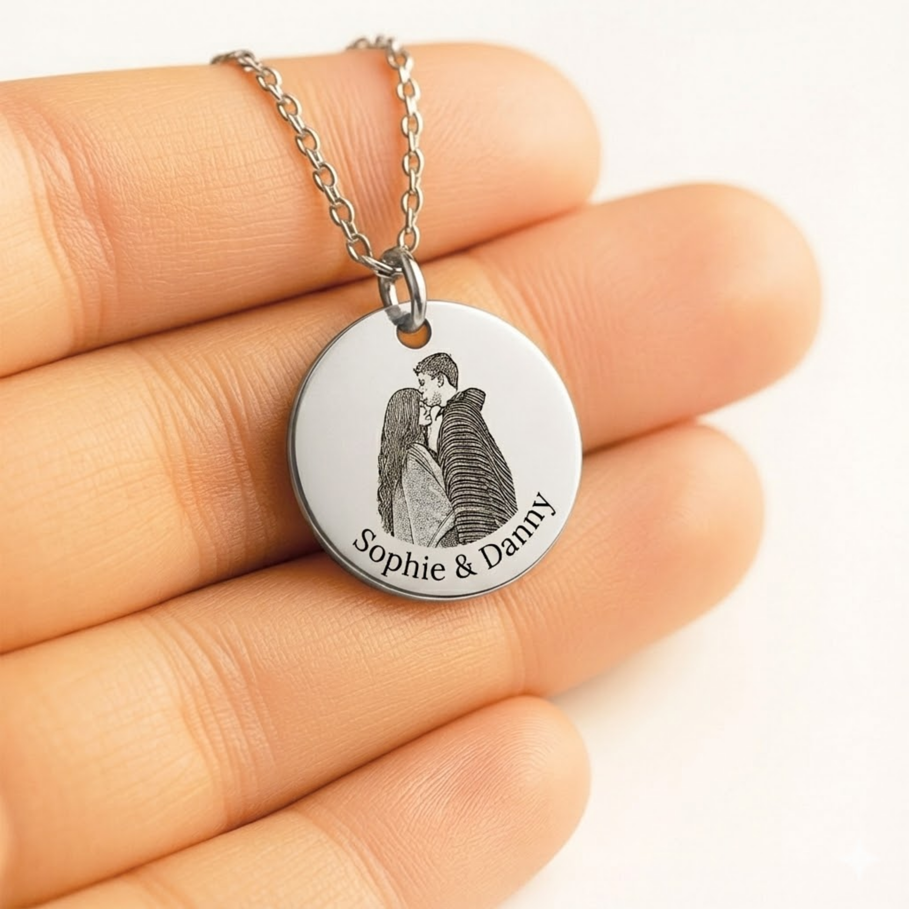 Élise Embrace Pendant