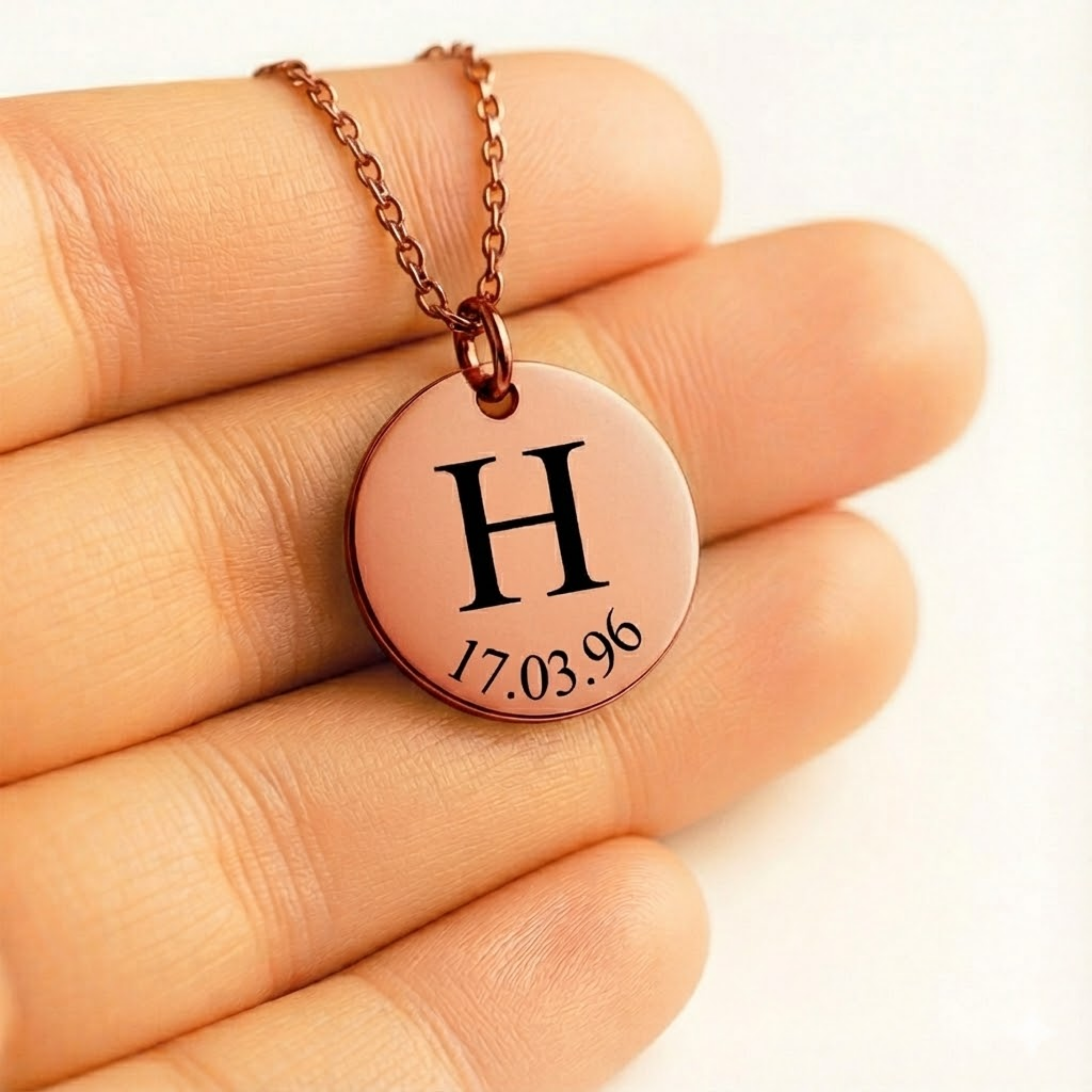 Élora Initial Pendant