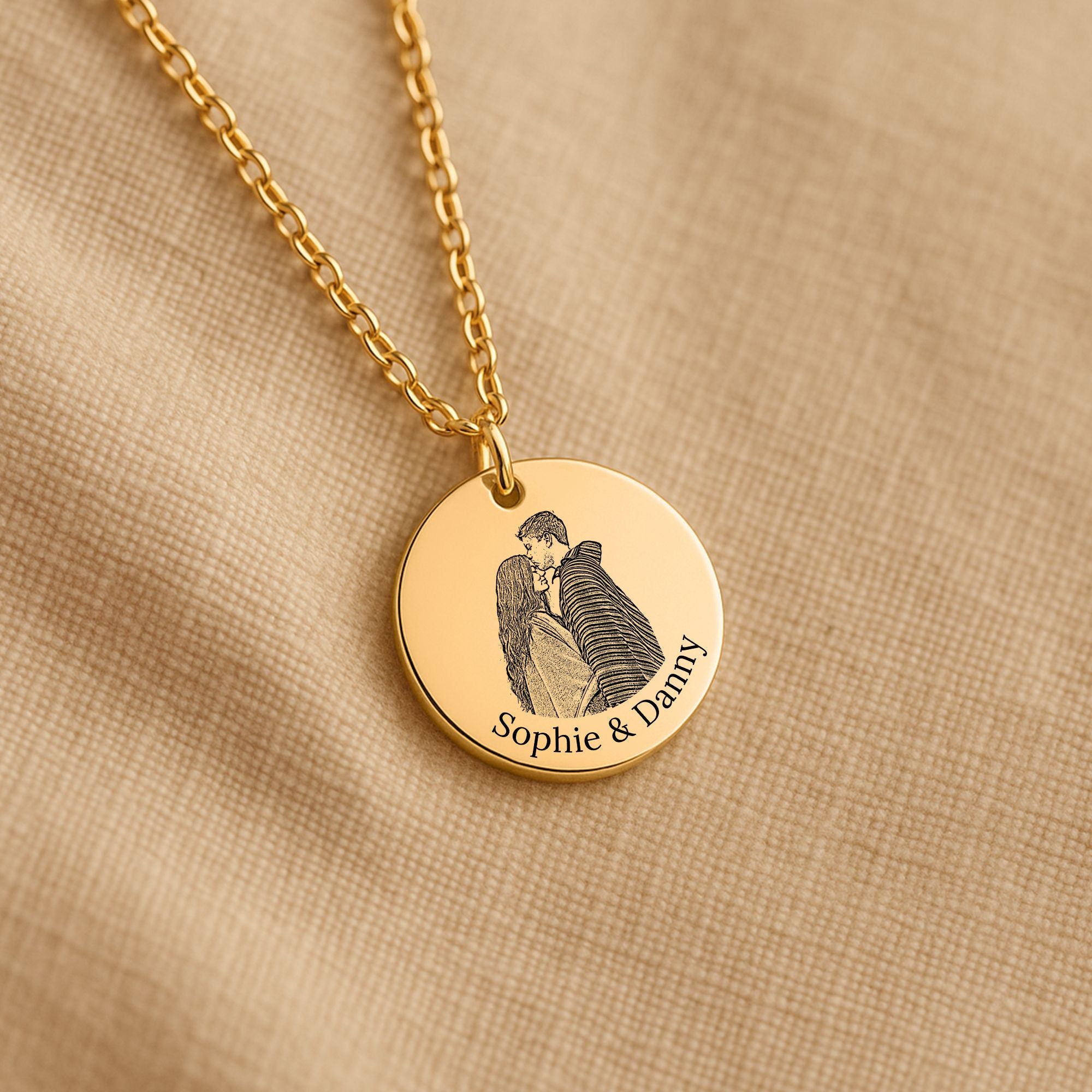 Élise Embrace Pendant